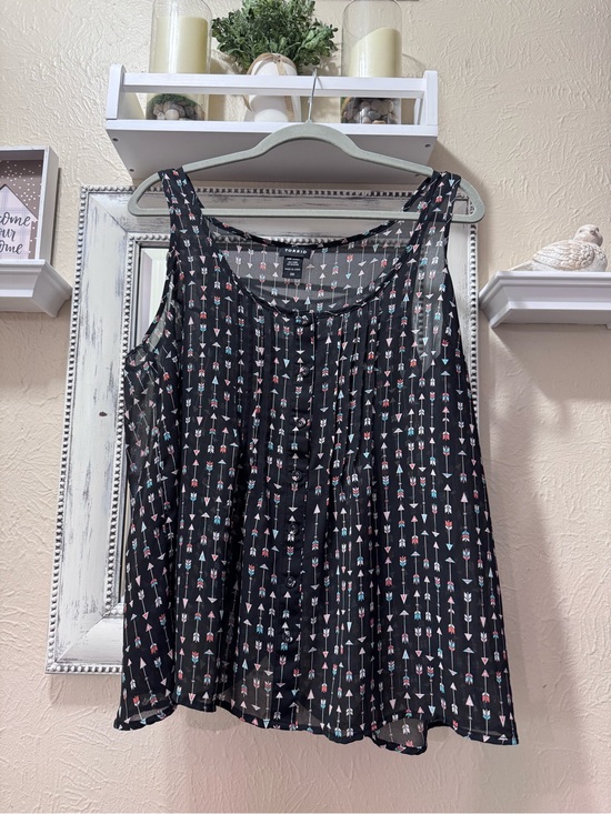 torrid Tops - Torrid Black Arrow Print Sleeveless Blouse Sz 00 but runs large
